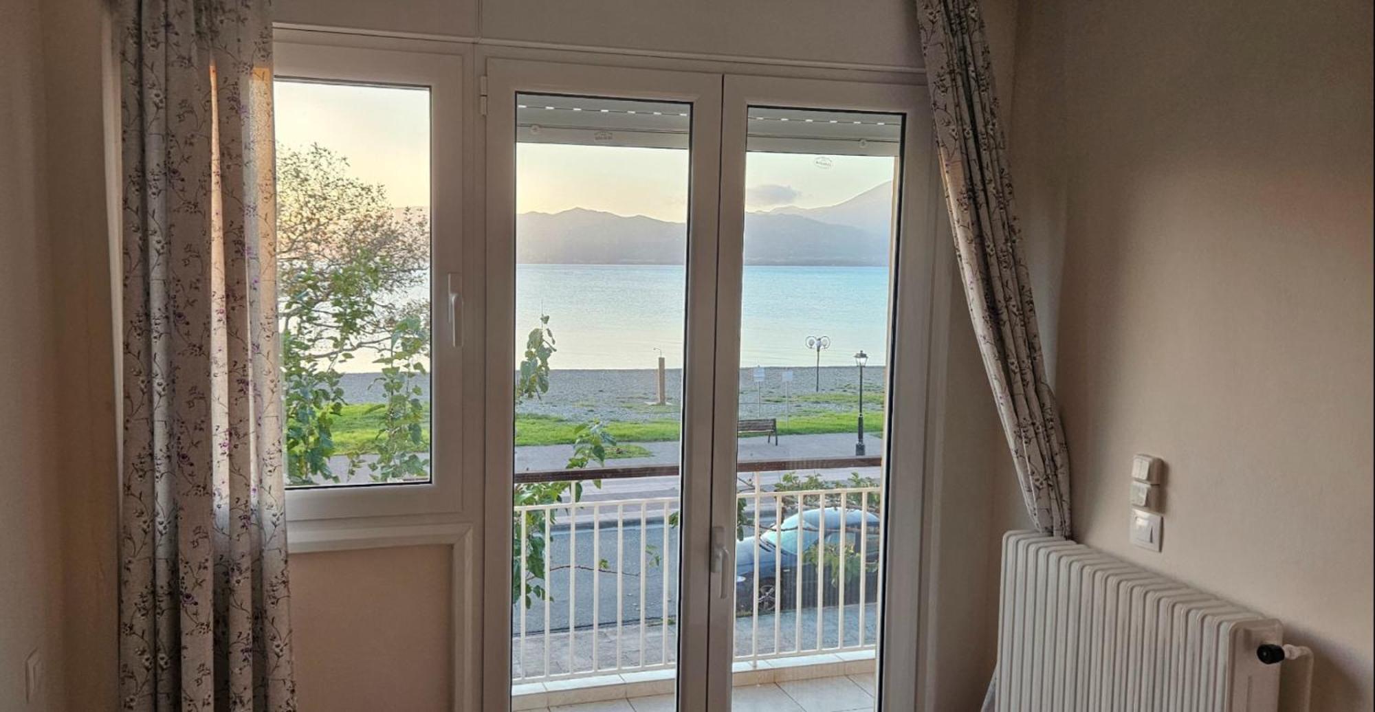 Nafpaktos Beach House Sea View Apartment First Floor Экстерьер фото