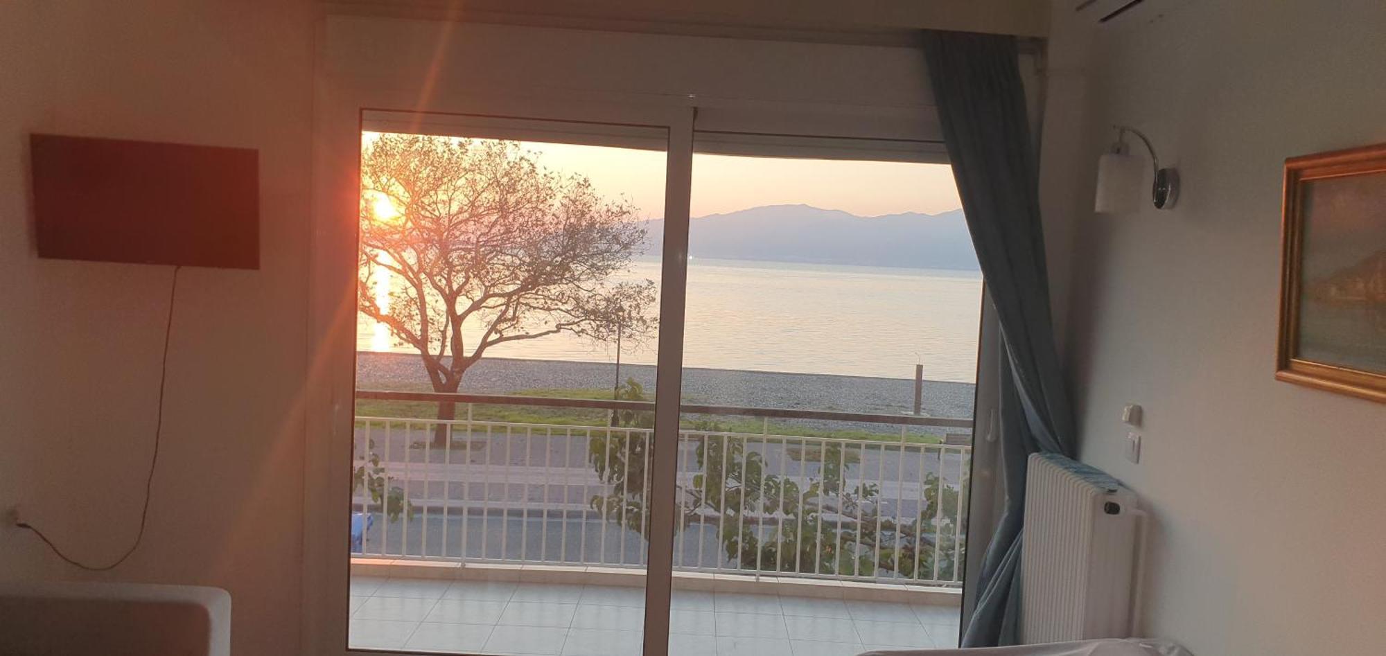 Nafpaktos Beach House Sea View Apartment First Floor Экстерьер фото